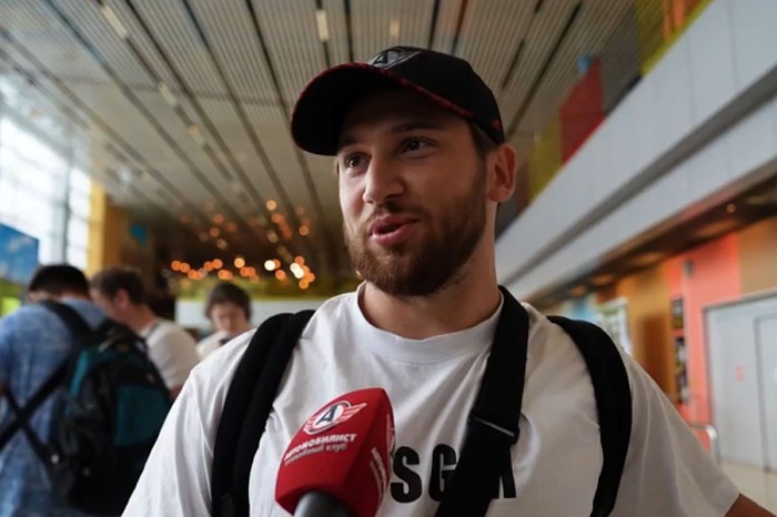 Роман Горбунов – в Екатеринбурге! Встречаем новичка «Автомобилиста» в аэропорту