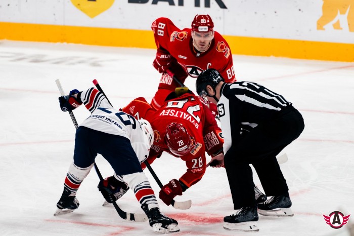 «Это нарушение: во время вбрасывания игроки должны быть статичны, надо было остановить игру». Главный судья КХЛ – о двух резонансных эпизодах матча «Автомобилист» - «Металлург»