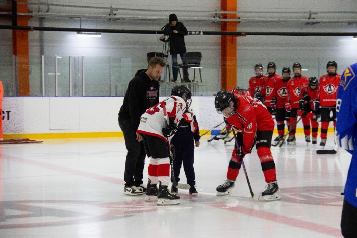 Брукс Мэйсек принял участие в открытии юношеского хоккейного турнира памяти Андрея Синецкого